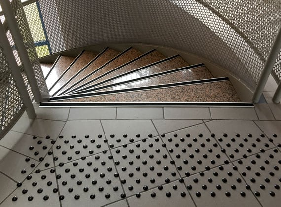 Clous plots et dalles podotactiles