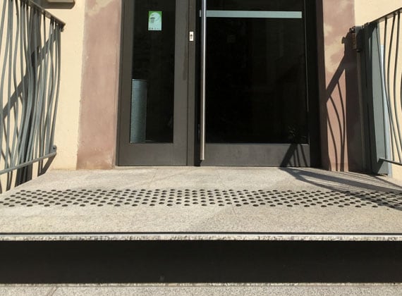 Clous plots et dalles podotactiles