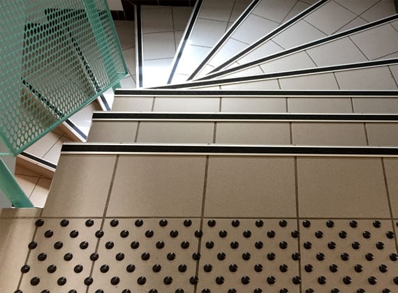 Clous plots et dalles podotactiles