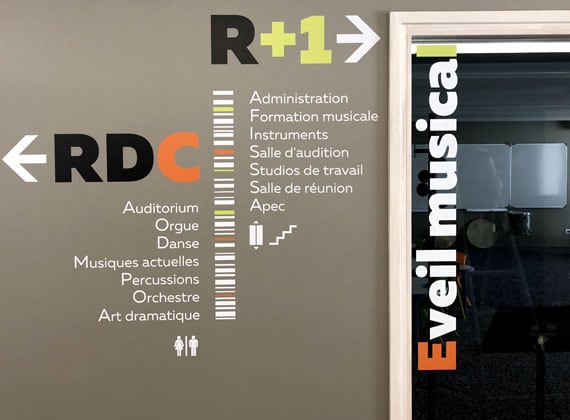 Adhésif décoratif et directionnelle