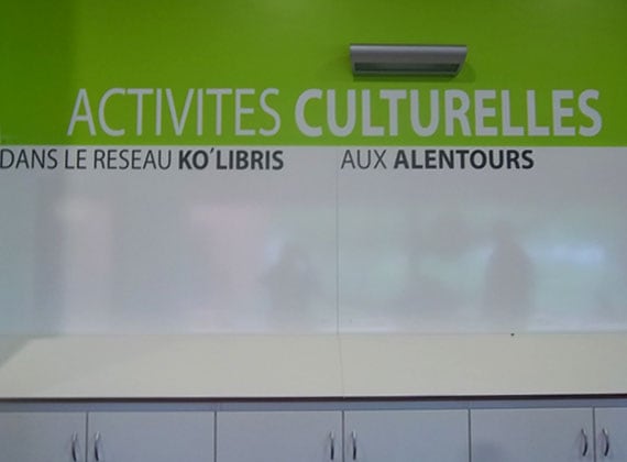 Adhésif décoratif et directionnelle