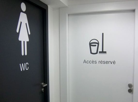 Adhésif décoratif et directionnelle