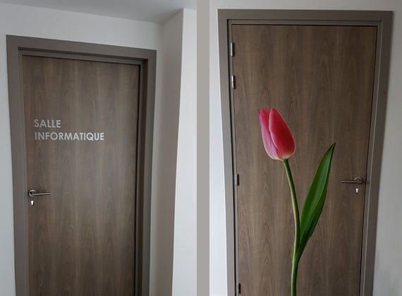 Adhésif décoratif et directionnelle