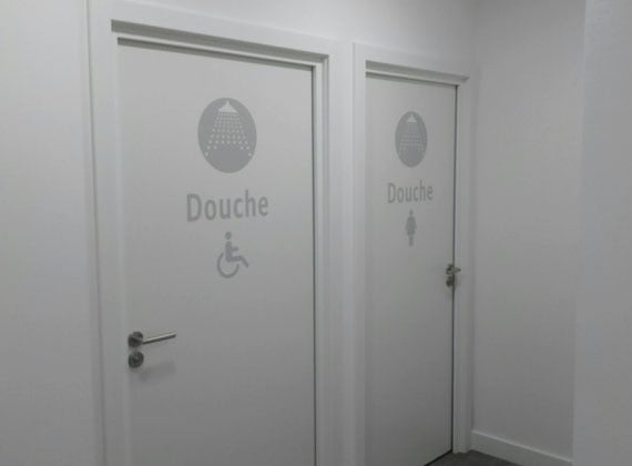 Adhésif décoratif et directionnelle