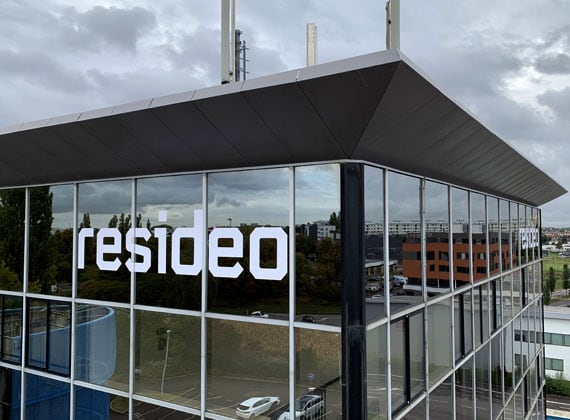 Enseigne lettres découpées en hauteur
