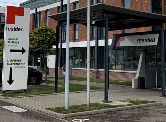 Totem pour indiquer la société Résidéo